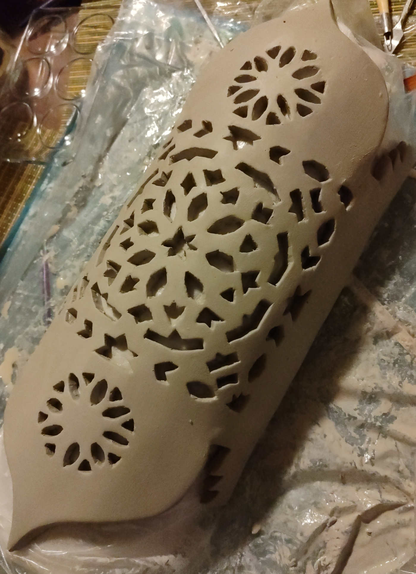 Participantes creando cerámica artística y esculturas en cerámica en un taller cultural en Sevilla, utilizando técnicas tradicionales y modernas.