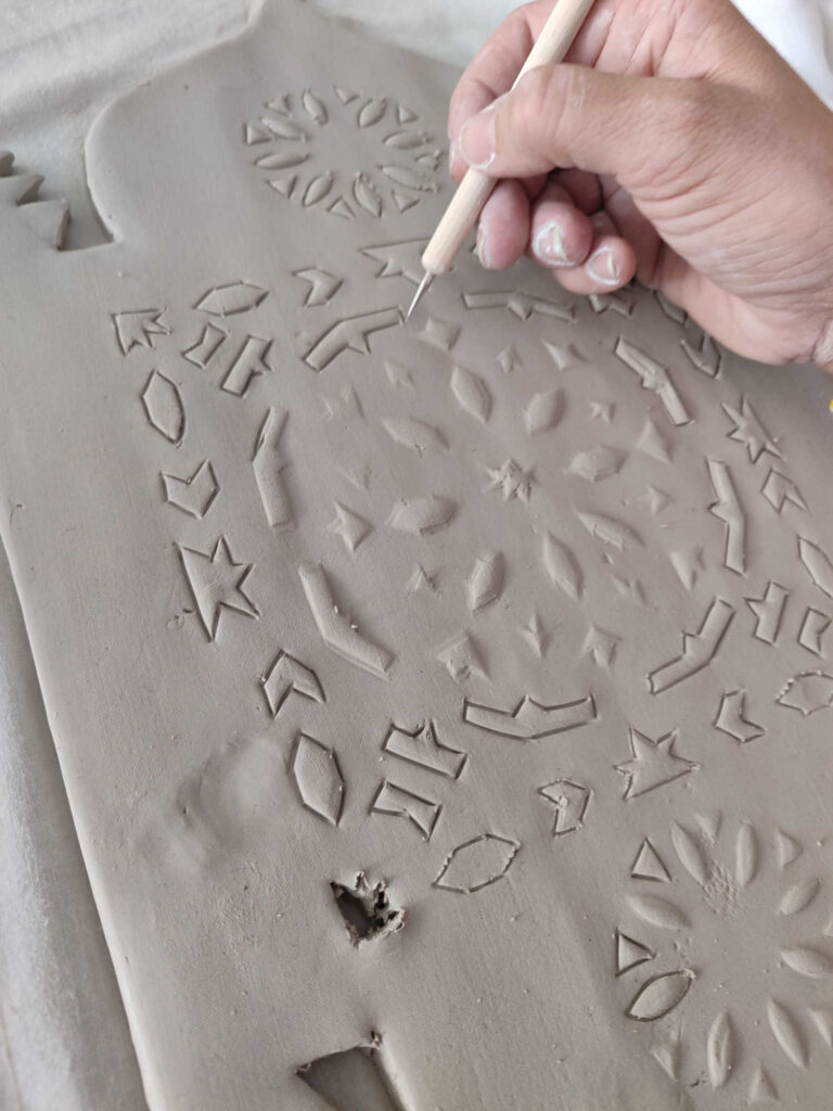 Taller cultural de cerámica en Sevilla, con artistas trabajando en esculturas en cerámica y piezas únicas en un entorno creativo y profesional.